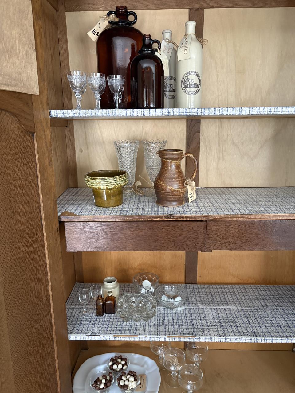 Oude kast met 2 deuren en spiegeltjes