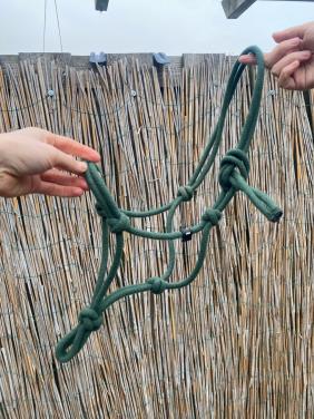 Touwhalster groen pony