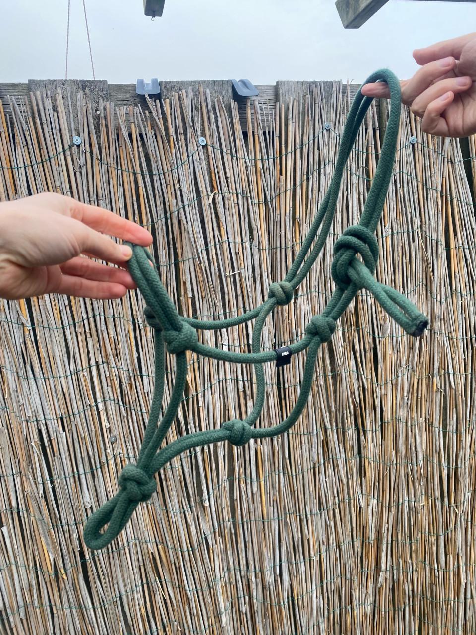 Touwhalster groen pony