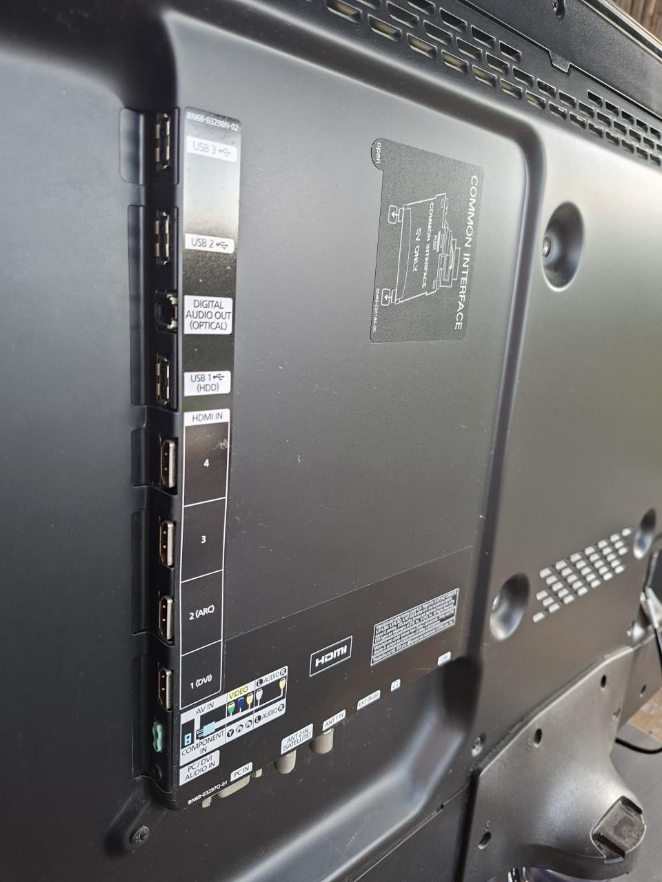 Samsung TV met 5.1 Blu-ray 3D-thuisbioscoopsysteem.