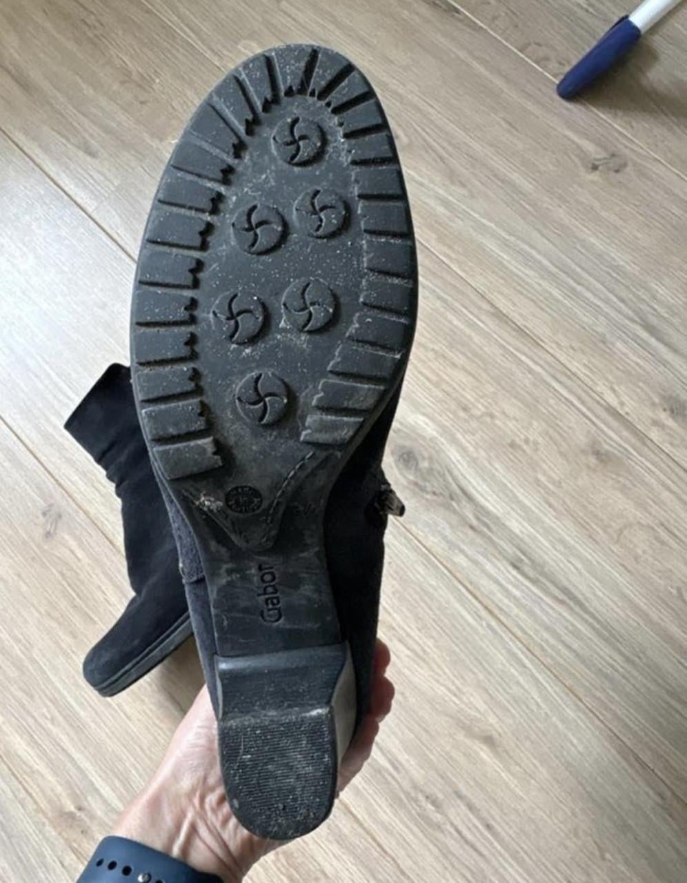Diverse enkellaarsjes en sportschoenen