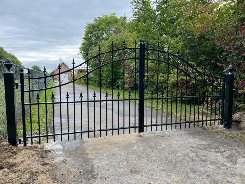 Showmodel : Enkele maanden oud, Inrijpoort 400 cm breed.