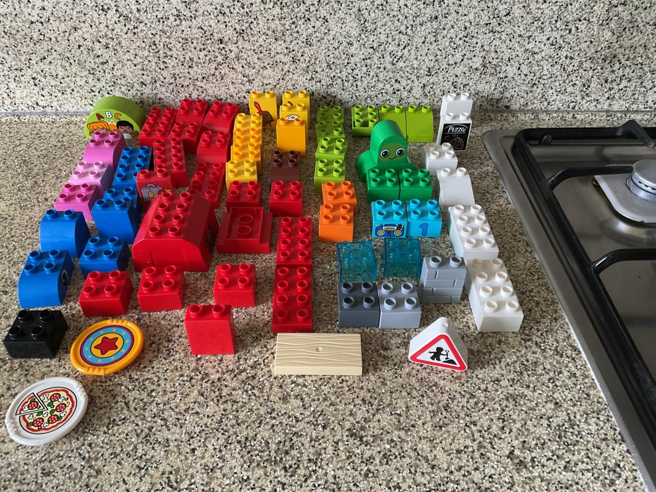 Heel veel Lego Duplo.   Blokken in alle vormen en kleuren, poppetjes etc.