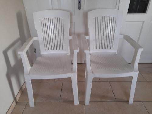 2 tuinstoelen (in goede staat )  Met wat hogere rugleuning!  Stapelbaar!