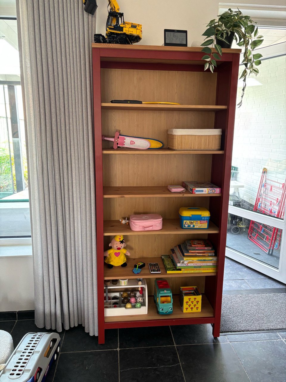 HEMNES Ikea Boekenkast / Speelgoedkast rood