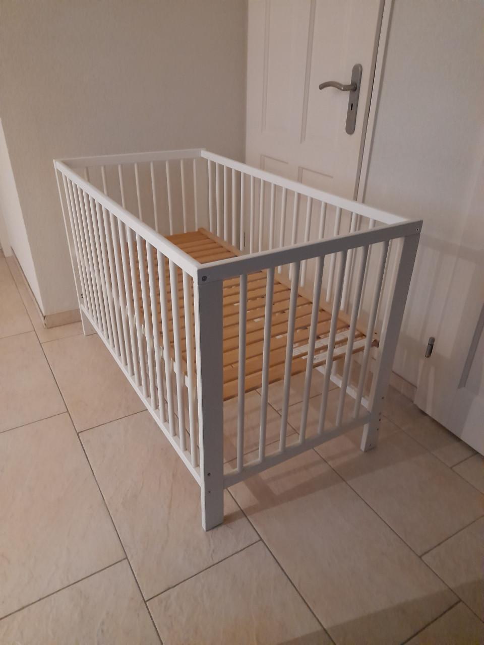 Wit ledikantje (in hoogte verstelbaar ) in goede staat !GERESERVEERD