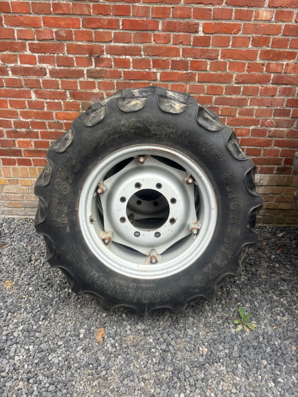Set banden afkomstig van international 845