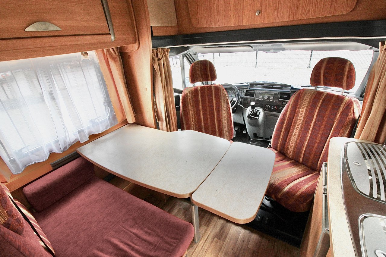 Challenger Genesis 32(Vast bed, zeer compact, slechts 61000KM)