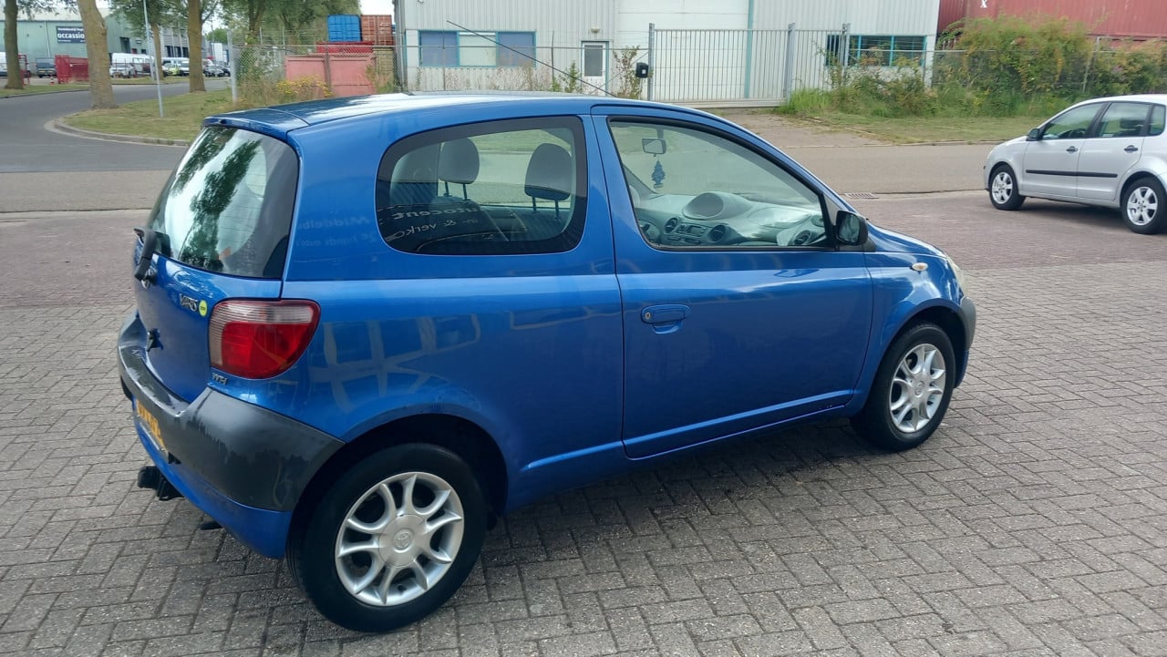 Toyota YARIS 1.0 VVT-I 3drs bj:2002 lm-velgen 143.000km