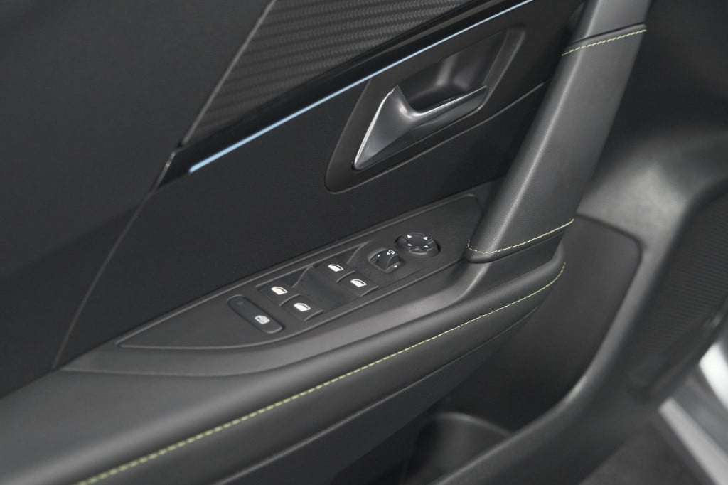 Peugeot 208 puretech 131 eat8 gt | camera | dodehoekdetectie | navigatie | 