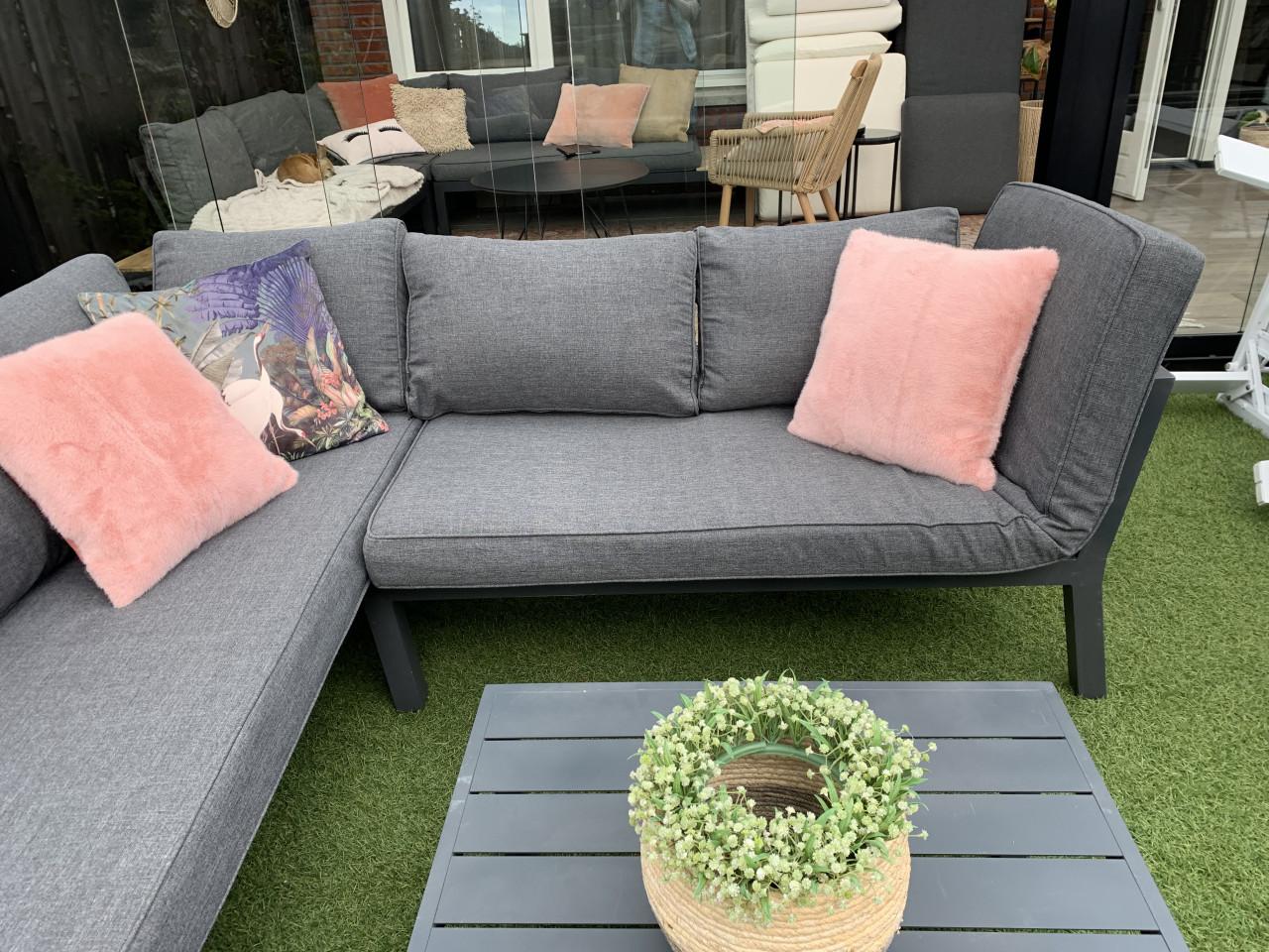 Alminium loungset met schone kussens, set in orde, plus tafel.