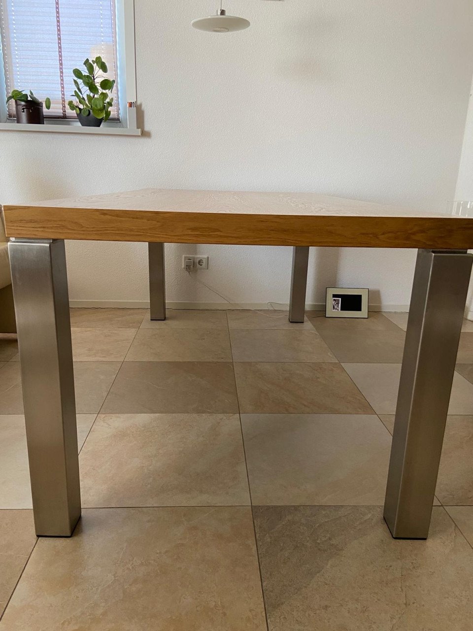 Moderne onbeschadigde eiken eettafel met RVS-poten