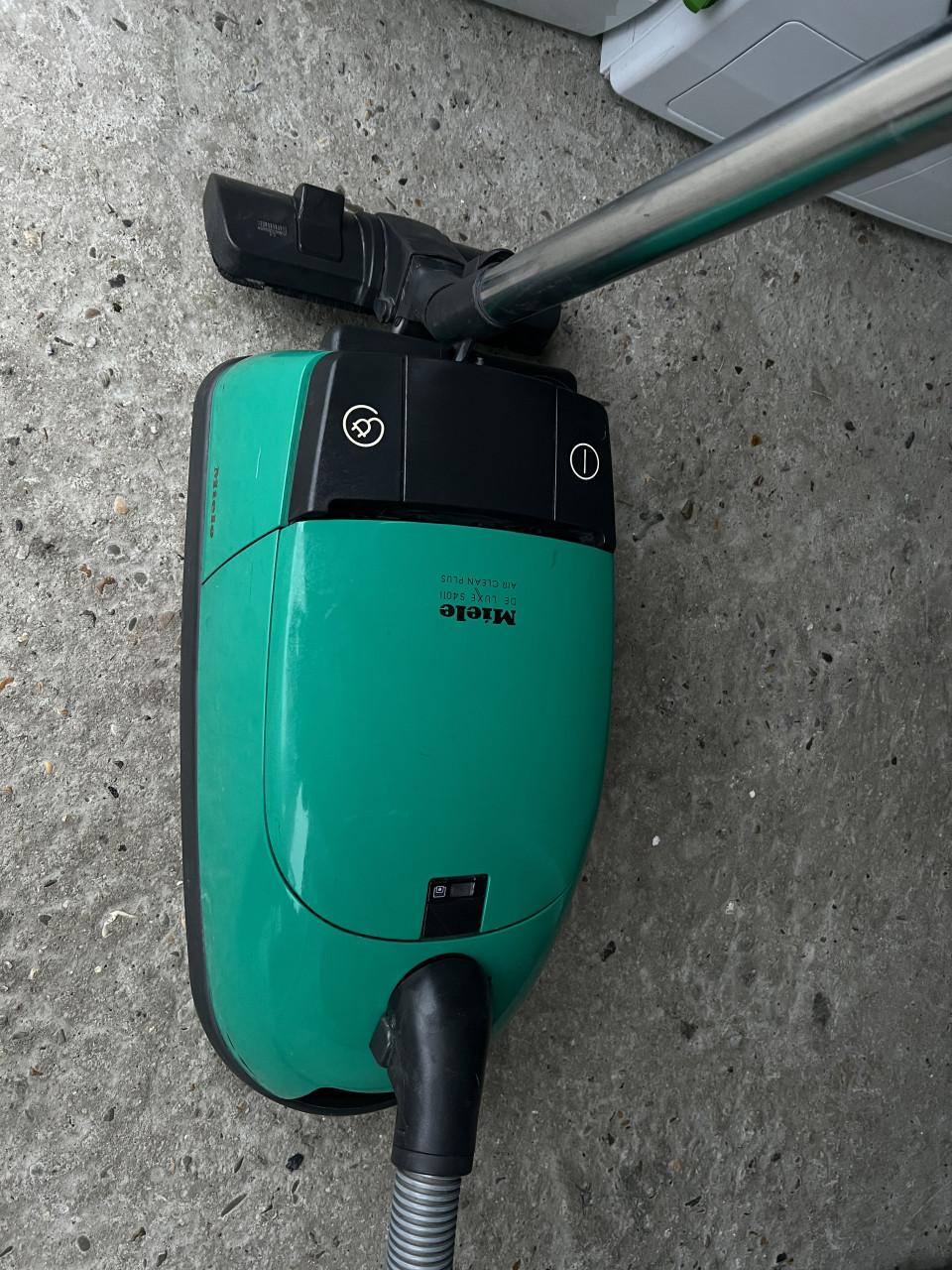 Krachtige Miele Stofzuiger met hulpstukken als nieuw