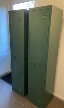 Twee groen metalen kledingkasten/lockers