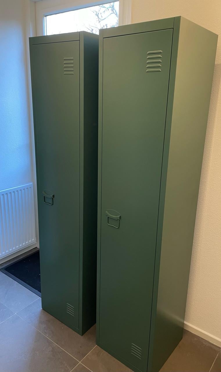 Twee groen metalen kledingkasten/lockers