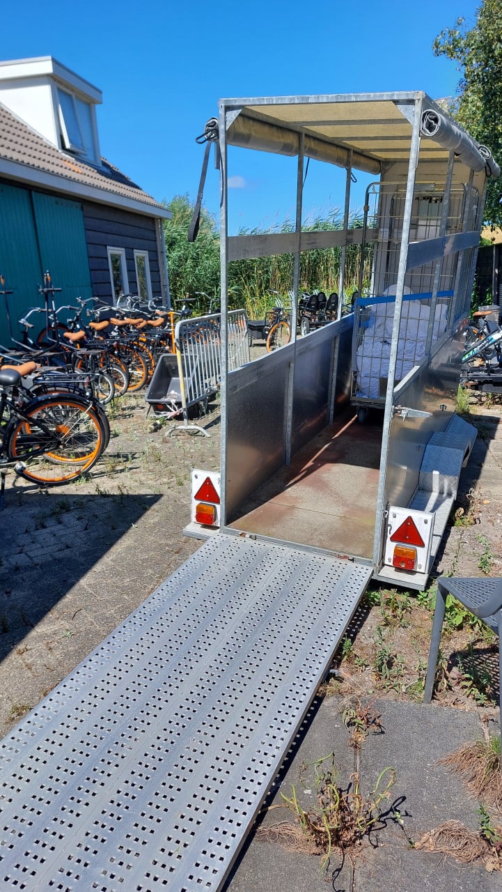 Aanhanger smalle uitvoering voor vervoer van drie metalen korfcontainers