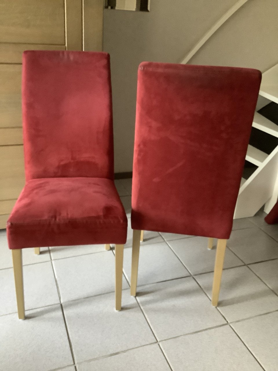 6 Stoelen Bordeaux-rood stof. Met hoge rug.
