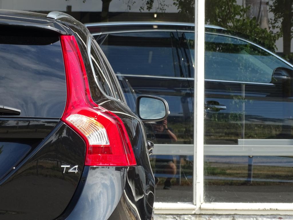 Volvo V60 2.0 t4 business sport r-design | leder | pano | trekhaak