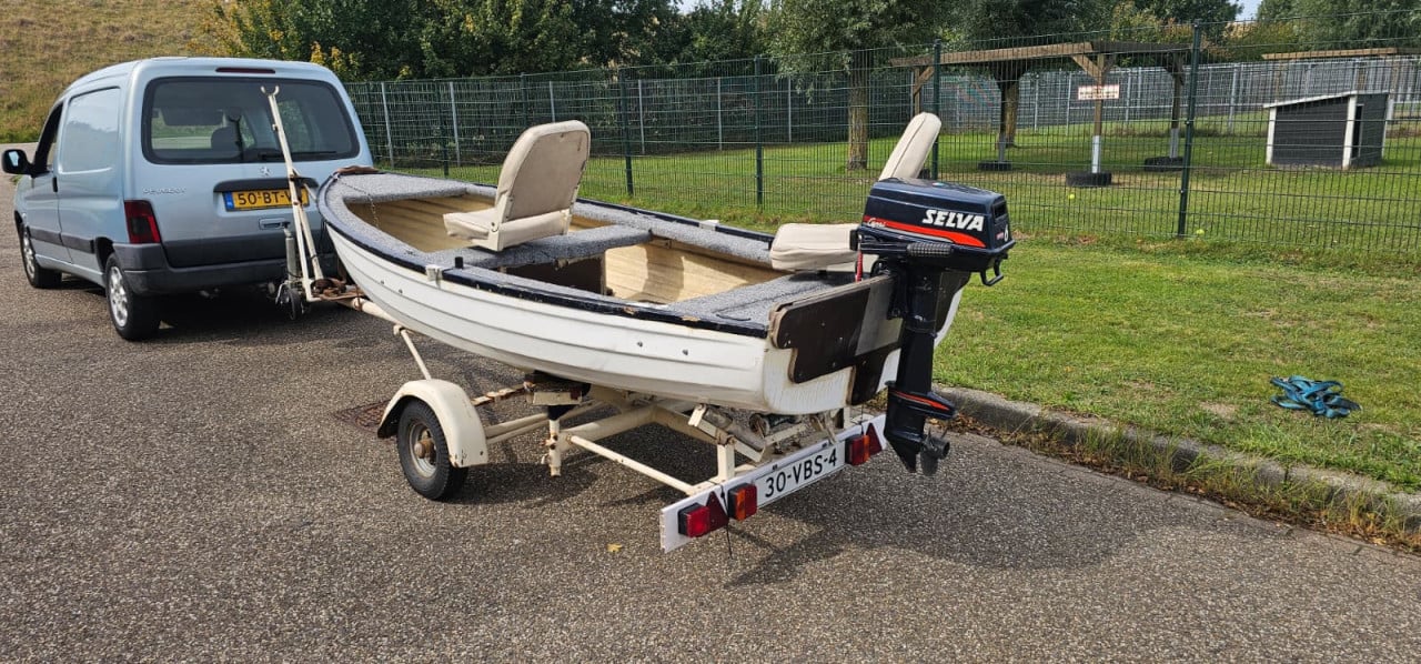 Leuk visbootje 365 lang met trailer en 6 pk moter.