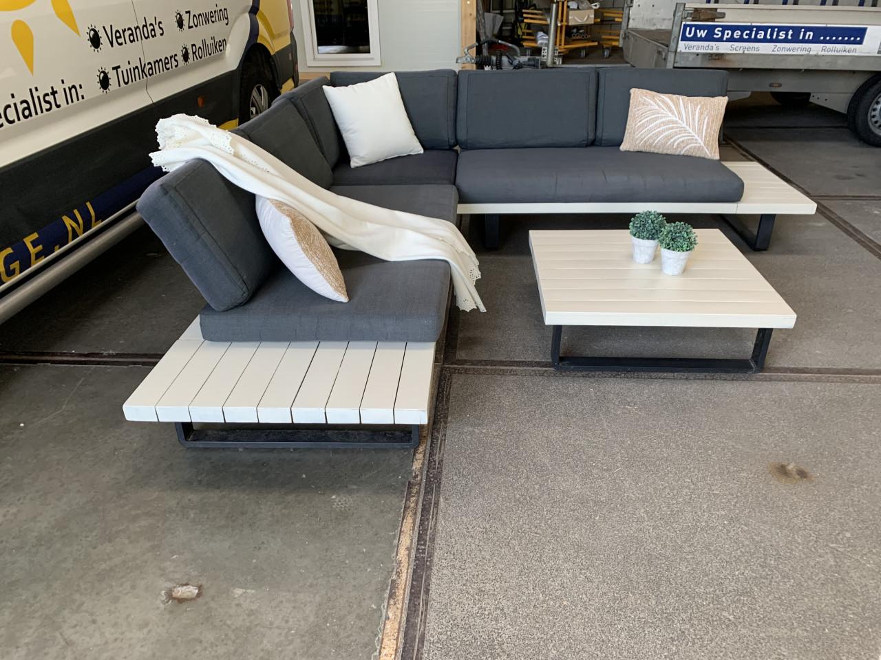 Aluminium loungeset met hout,kussens en tafel.
