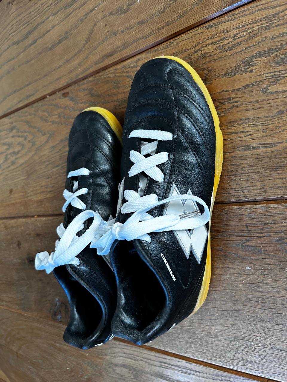 Te koop indoir sport/ voetbal schoenen mt 41