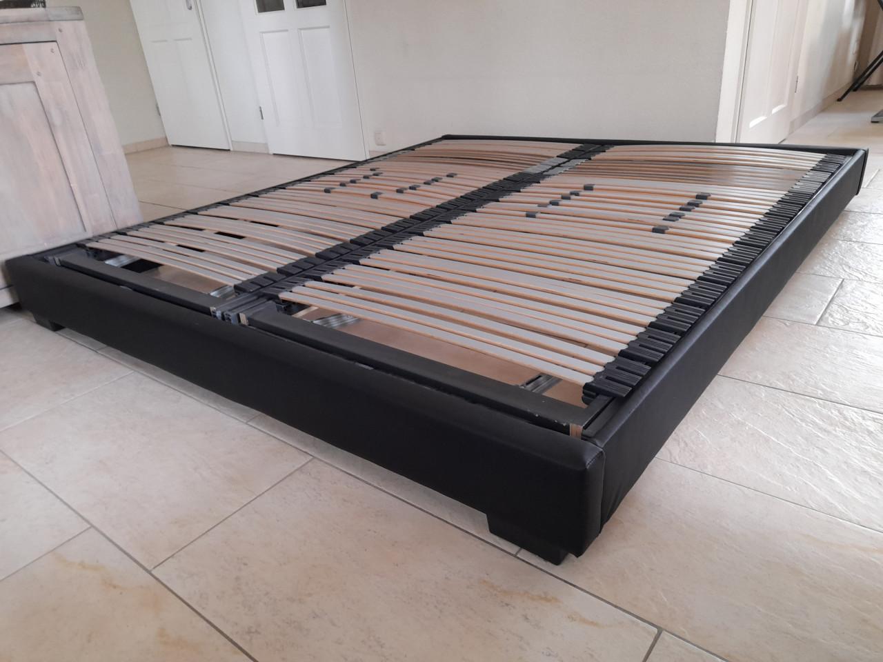 Zwart 180 x 200 bed met verstelbare lattenbodems (in goede nette staat)