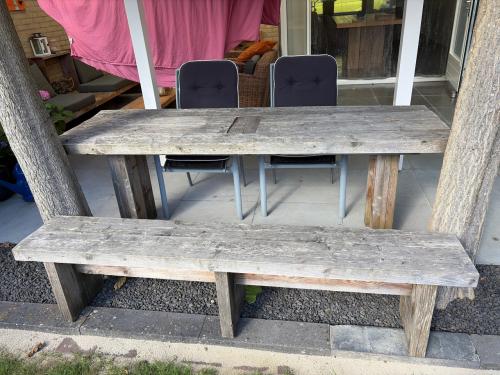 Tafel met bank en stoelen