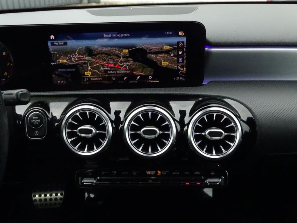 Mercedes-Benz A-Klasse 180 business solution amg | pano | led | el trekhaak