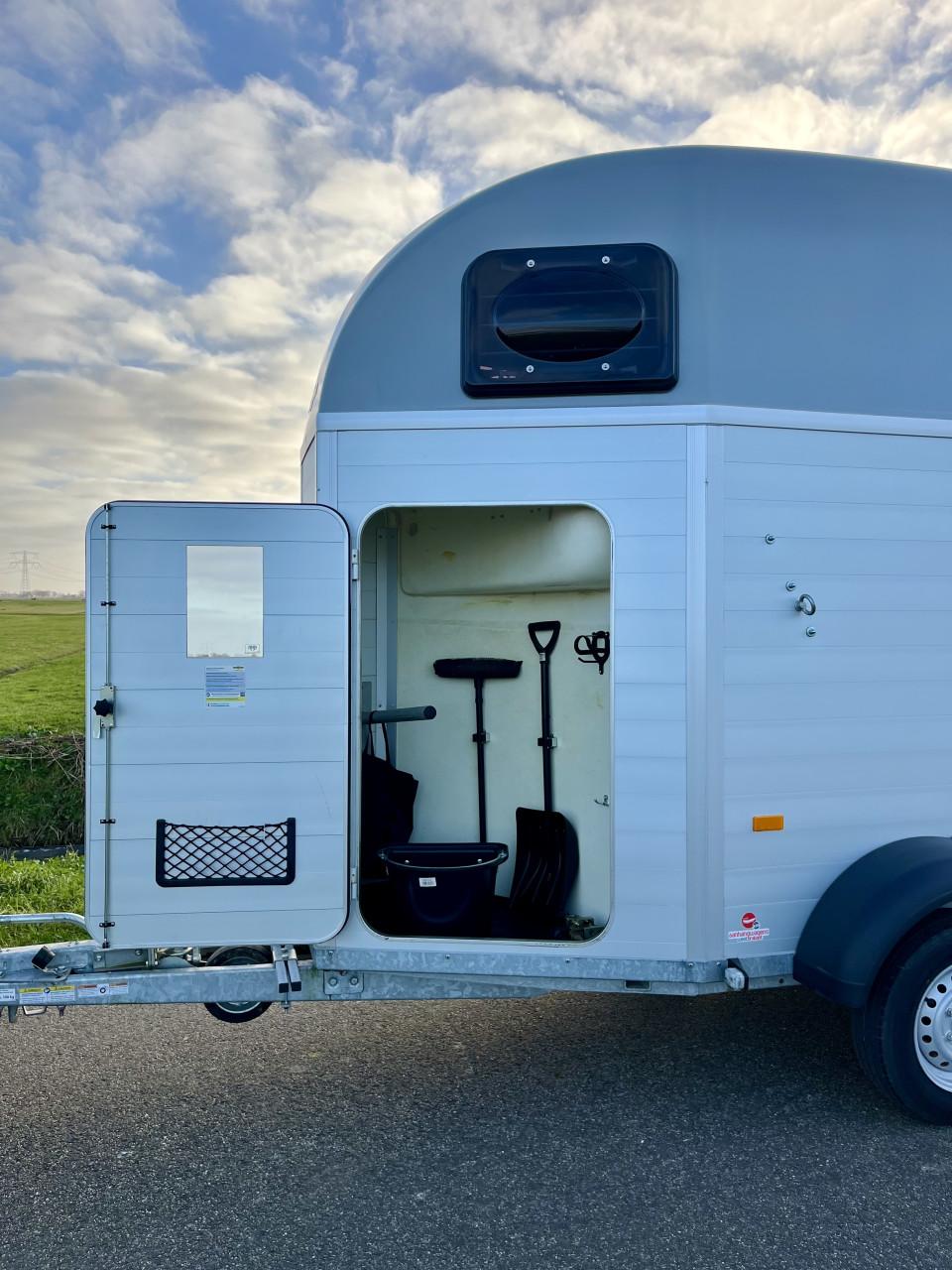 Zo goed als nieuwe aluminium Humbaur Single met zadelkamer