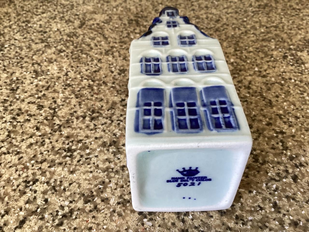 Grachtenpandje.   Handpainted.   Kleur: Delfts Blauw.     Nr. 5021.