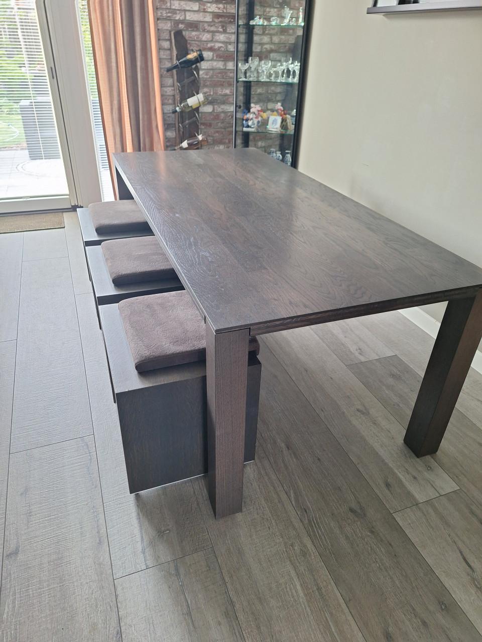 Donker eiken eettafel