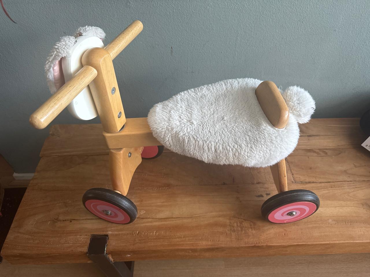 Houten schaap loopfietsje