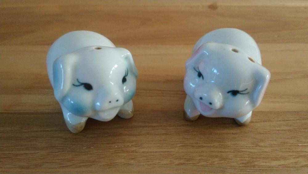 Vintage peper en zout stel varkentjes