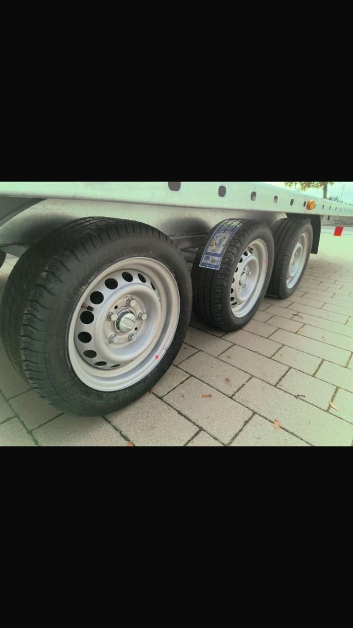Splinternieuwe drie asser auto-ambulance.