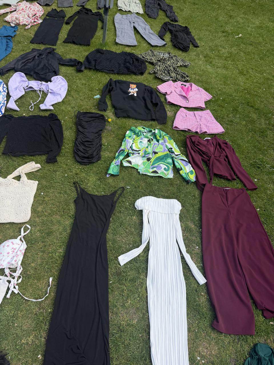 Pakket dames/ meisjes kleding ongeveer 90/100 stuks