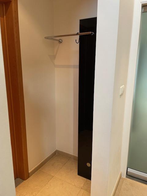 Moderne kapstok met glas