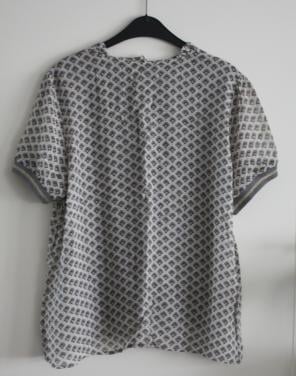 Shirt lichtgrijs  print maat 44