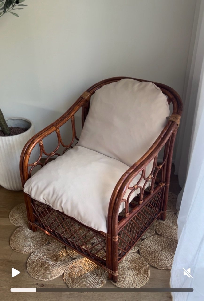 Karaktervolle rotan fauteuil met handgemaakte kussenhoes