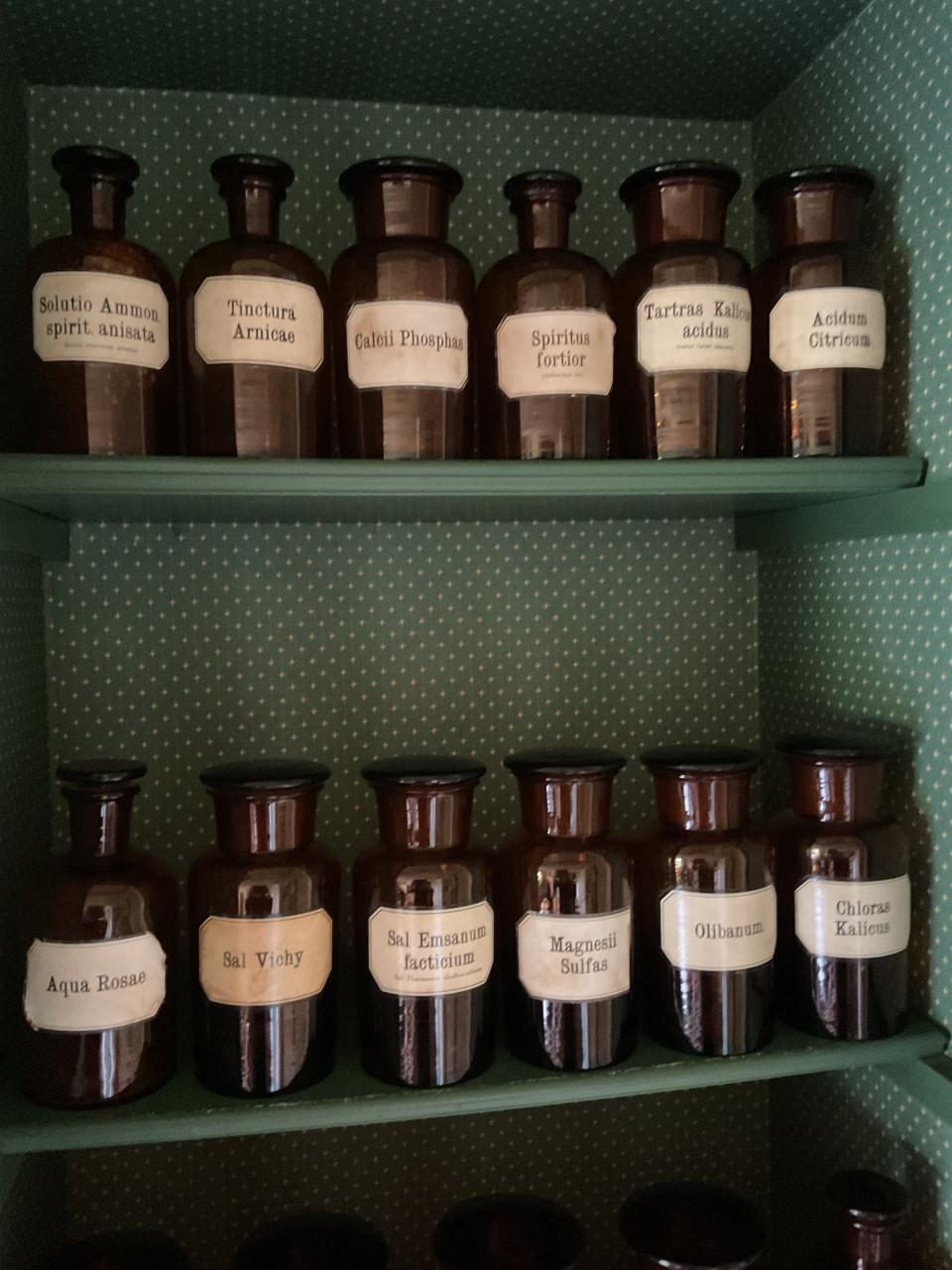 Partij oude apothekersflessen .  23 st.