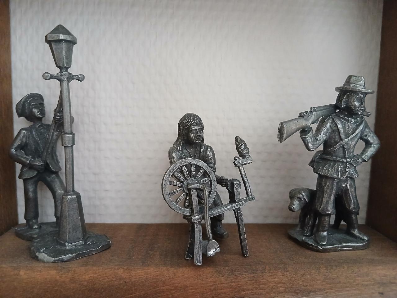 Houten rek met beeldjes