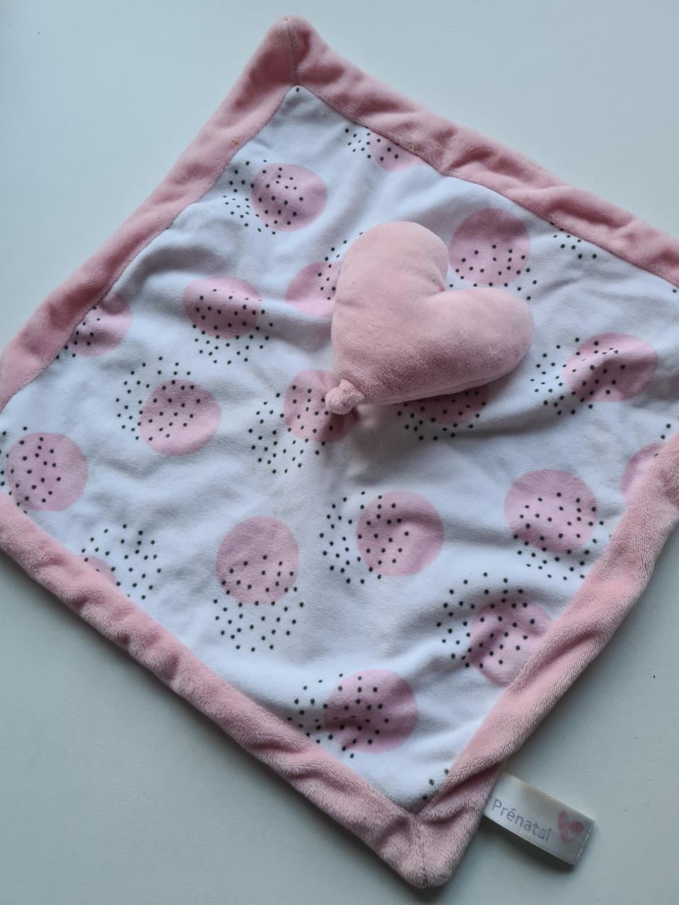 Prénatal knuffeldoekje met een roze hartvorm