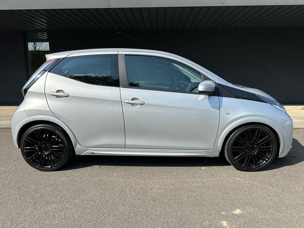 Toyota Aygo 1.0 vvt-i x-play // musketier sport pakket // uniek! //