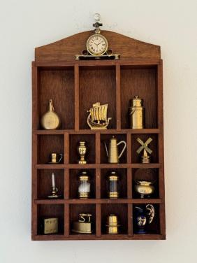 Sfeervol houten letterbakje gevuld met 16 messing miniaturen, vintage