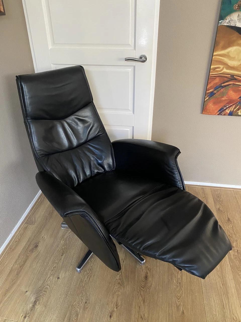 Zwart leren relaxfauteuil Jort Knudsen De toekomst