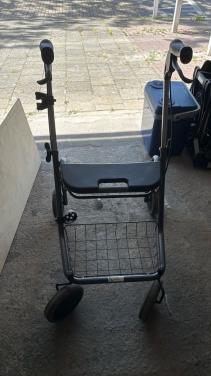 Opvouwbare rollator incl stokhouder en zit plateau.