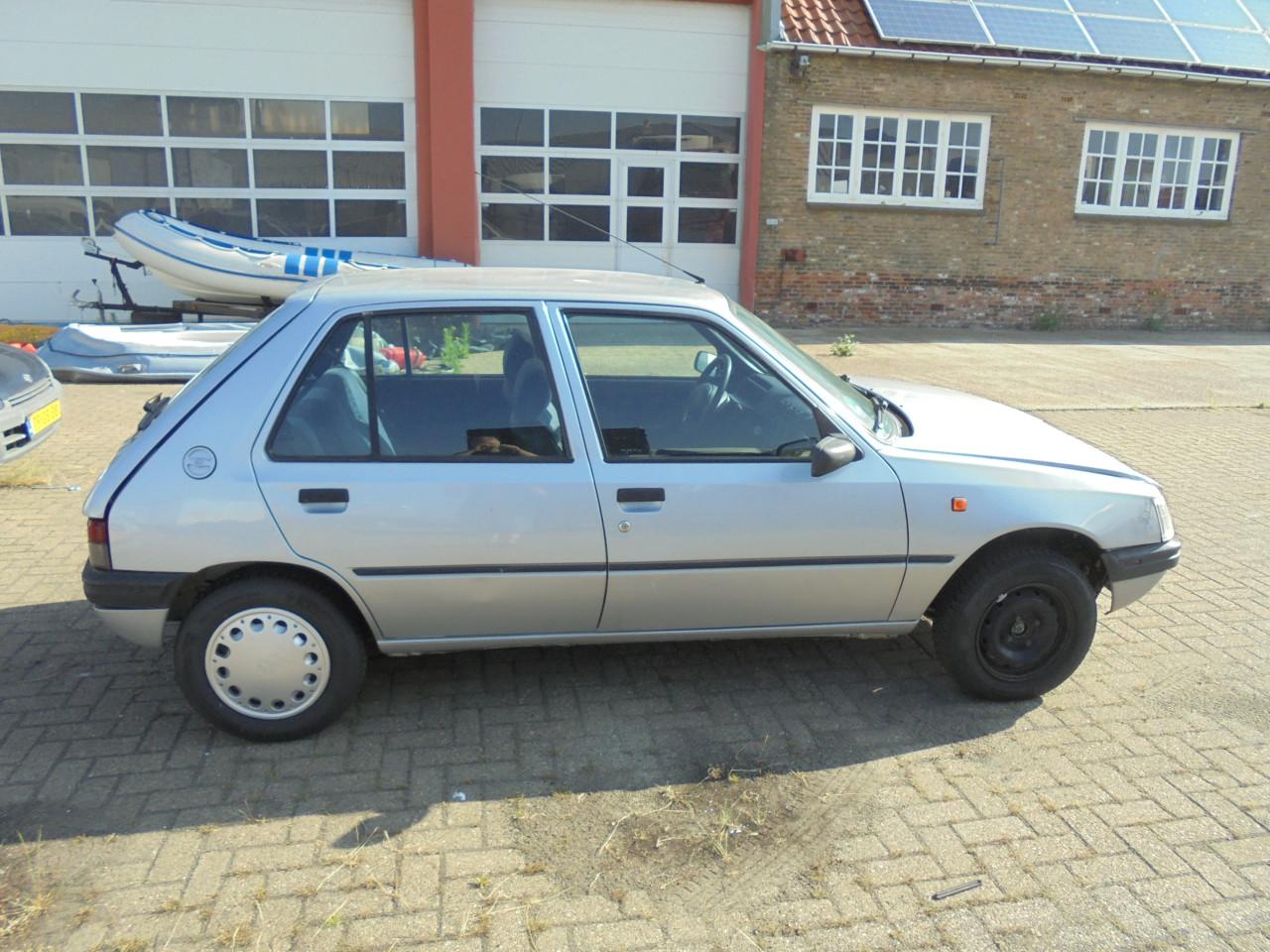 Peugeot 205 met een net interieur en kan gestart worden rijbare schade