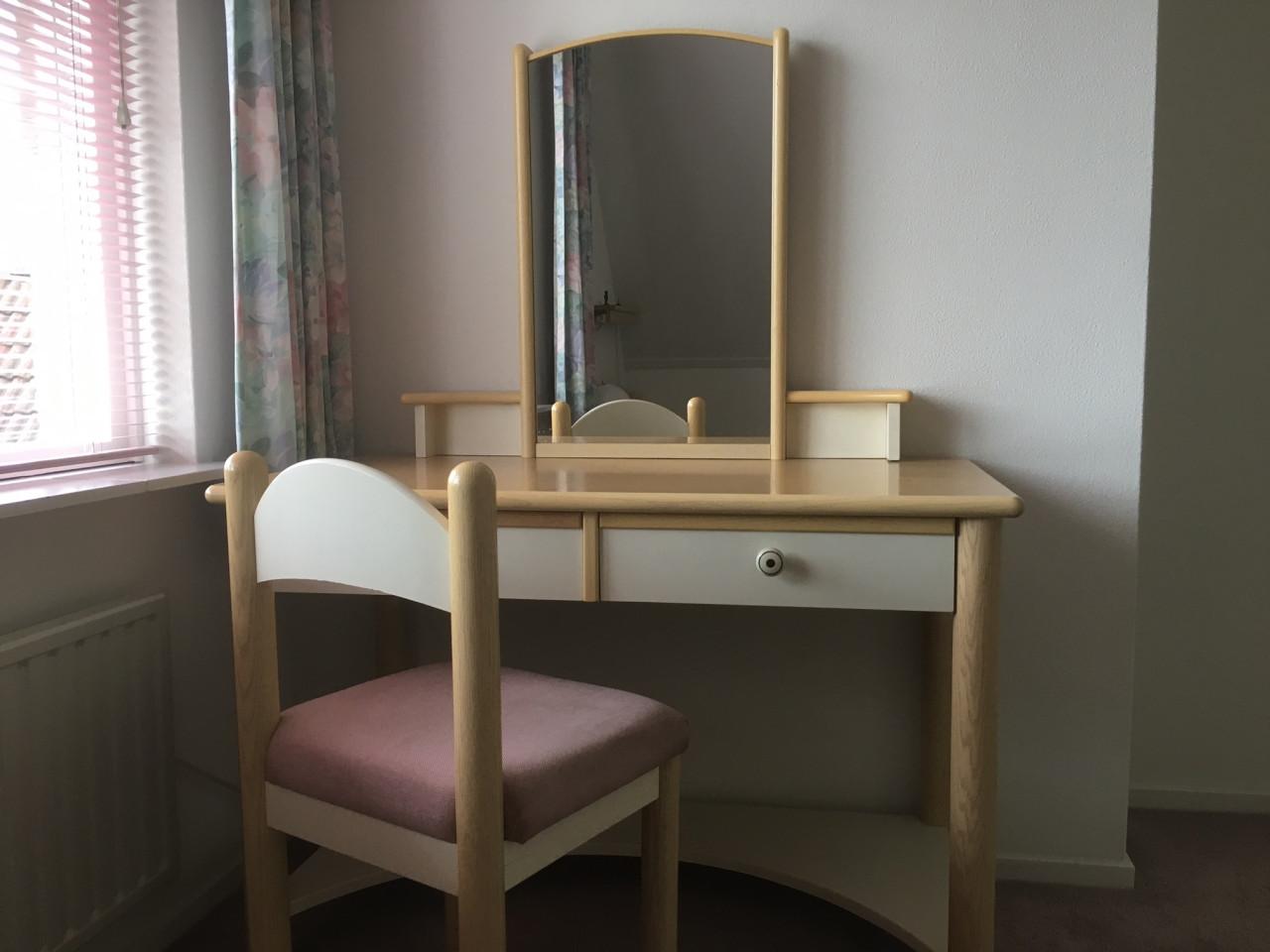 Mooi slaapkamer ameublement, éénpersoons, voor dame of meisje