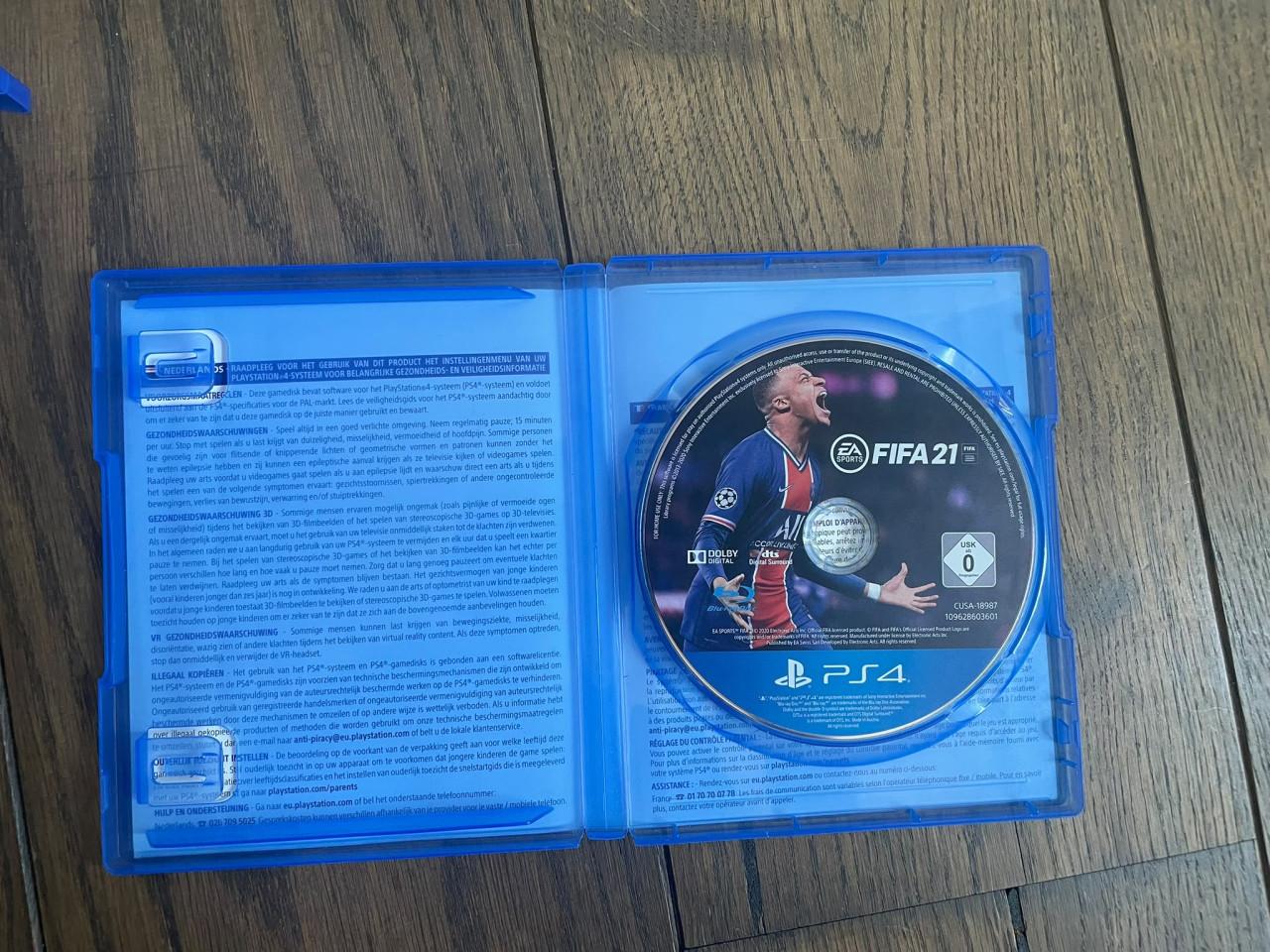 🎮 PS4 Slim + 2 controllers + FC 26 + FIFA 21