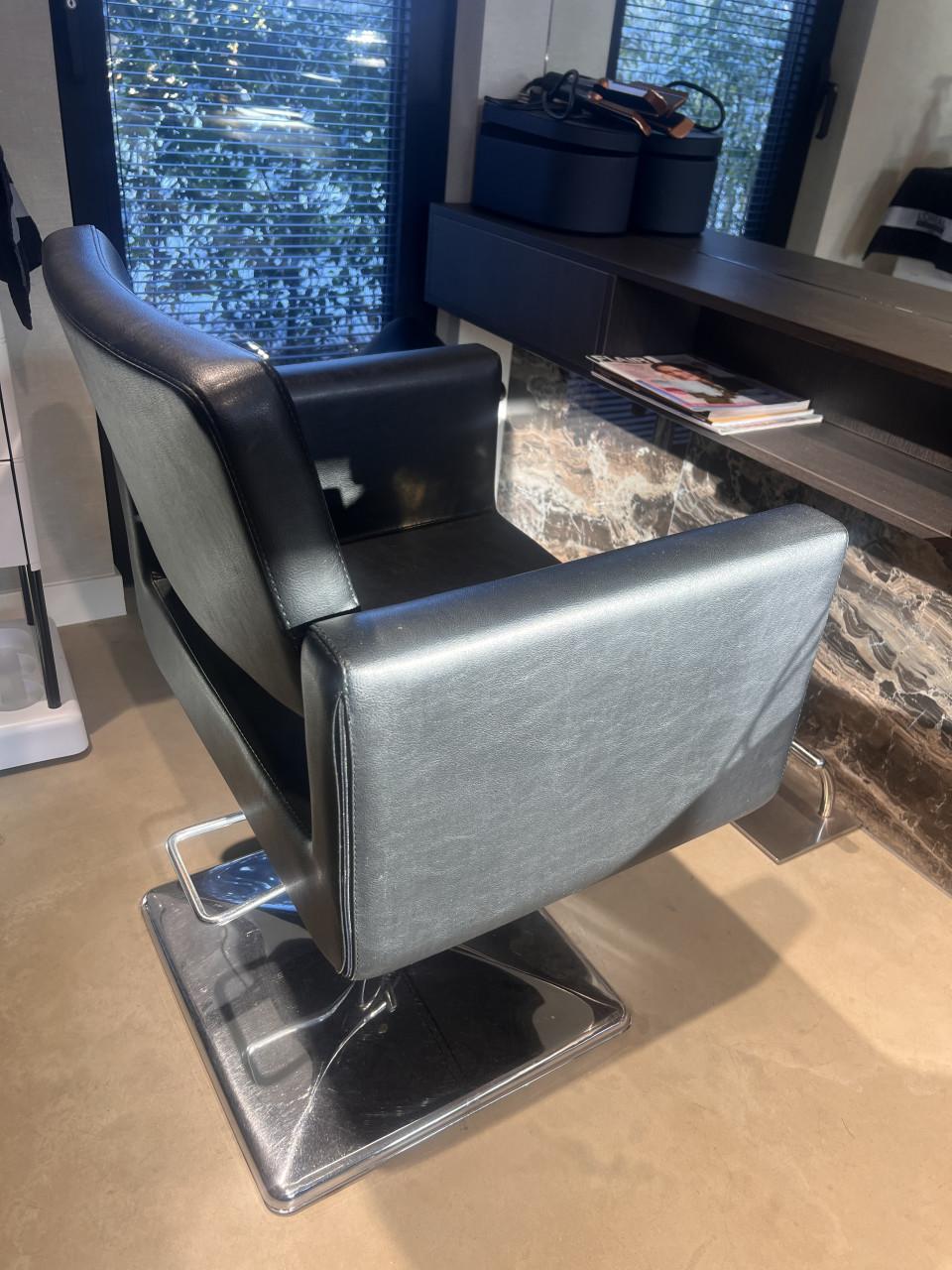 2 kapperstoelen incl. Voetsteunen