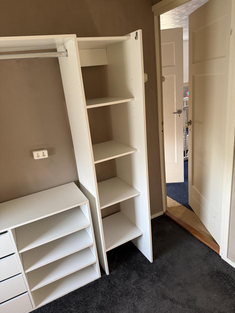 Leg en hang kast met tussen lade en leg kast